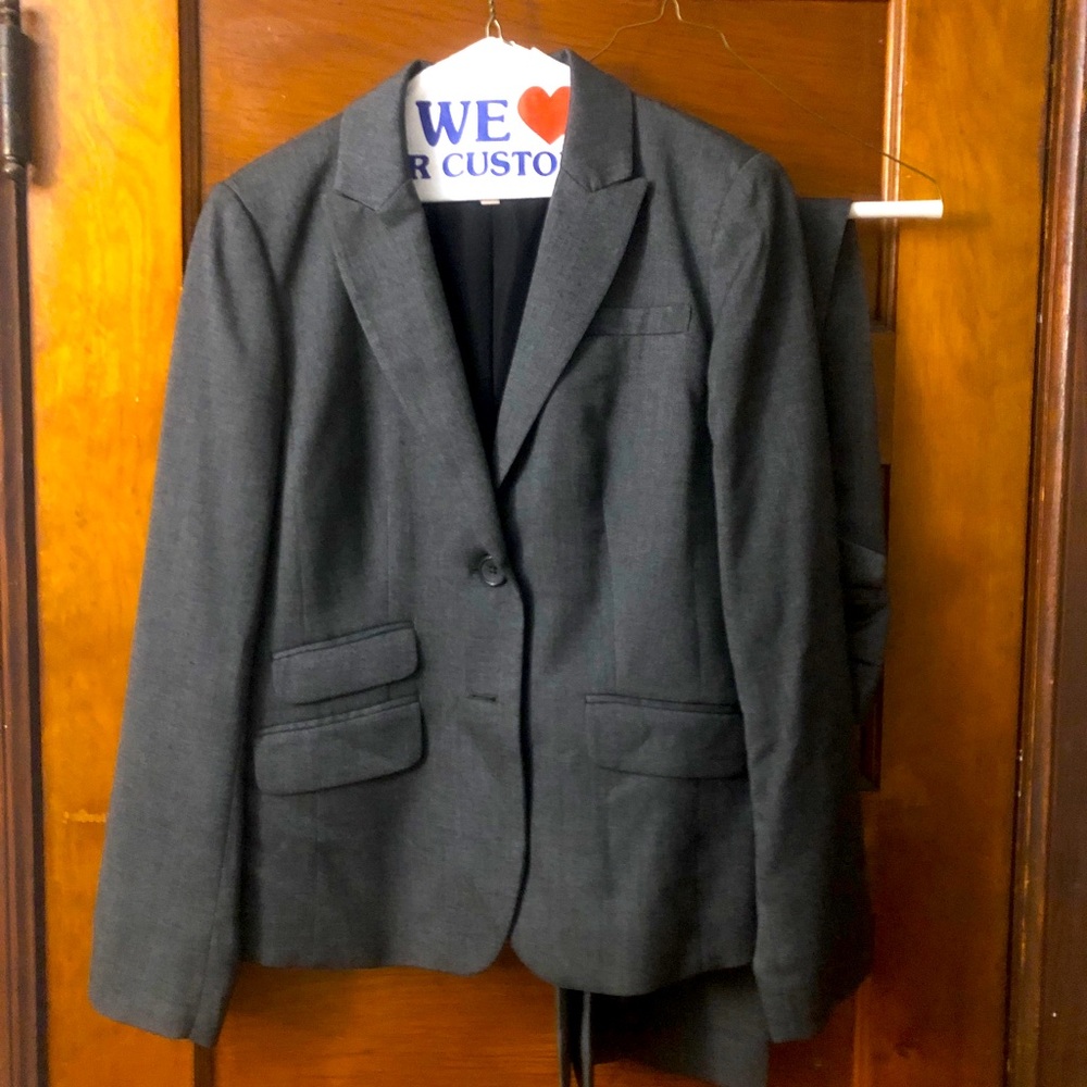 Banana republic suit! Stunning and just cleaned. Size 6